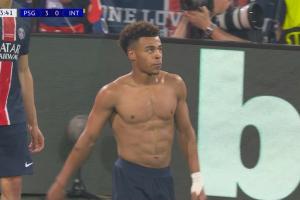 完美表演8块腹肌！19岁杜埃2射1传&amp;脱衣庆祝染黄，67分钟被换下！