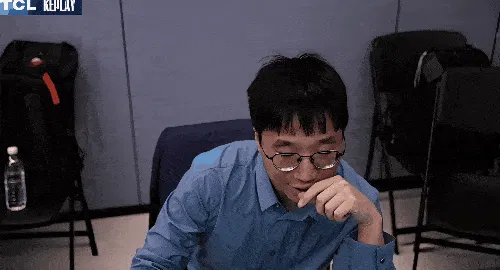 乐鱼线上登陆-在AL打出前期优势后，Tabe教练激动高举双手和旁人沟通