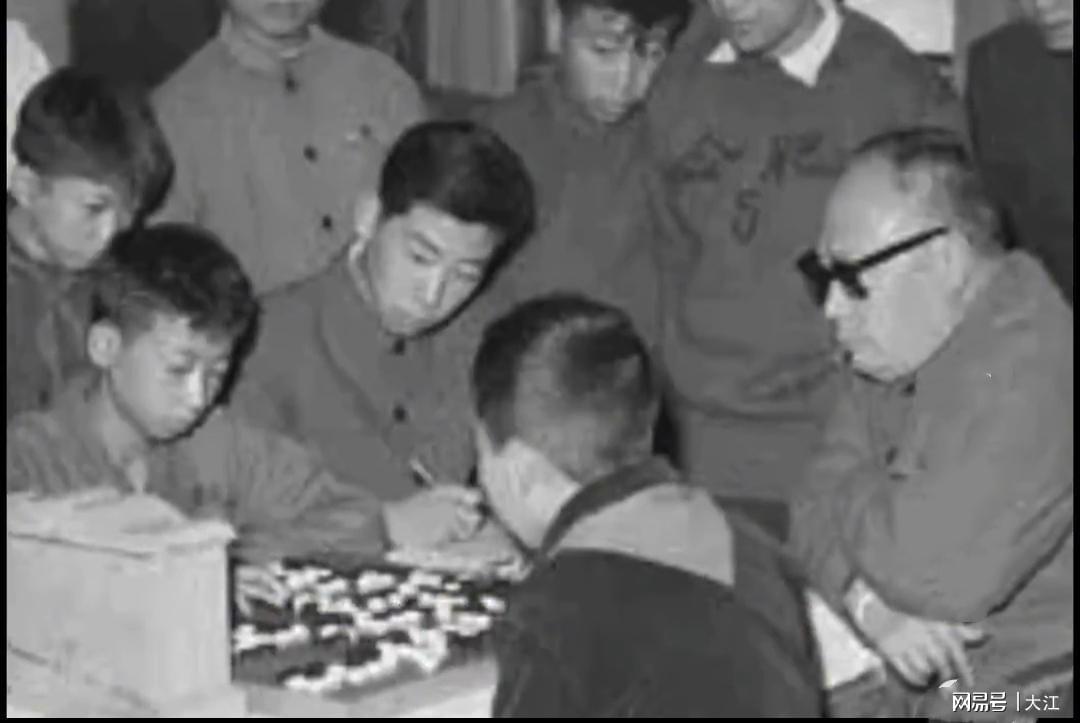 乐鱼网页入口-陈毅元帅正在全神贯注地与聂卫平下棋，在天赋面前，第一局就输了